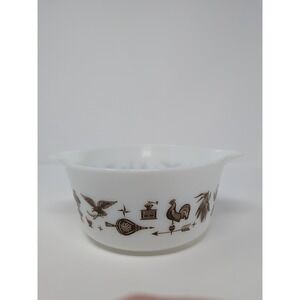 PYREX 443 Cinderella Early American 1.5 Qt Mixing Bowl White Vintage Pour Spouts